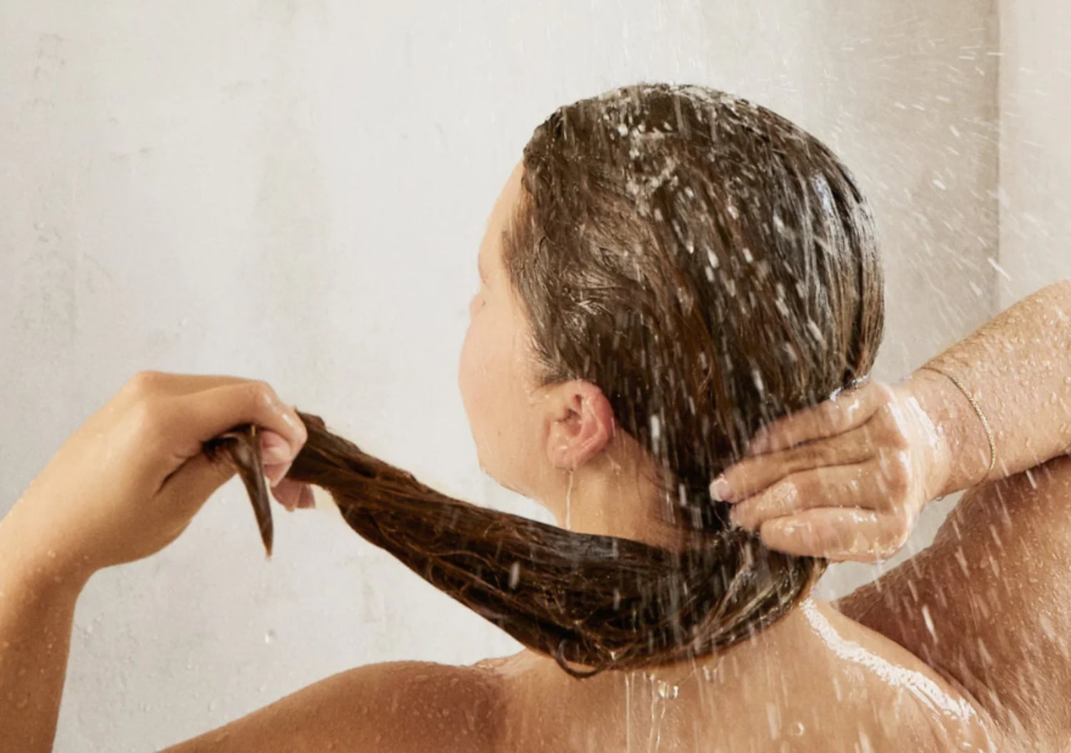 Filtered showerhead for stronger, healthier hair and scalp