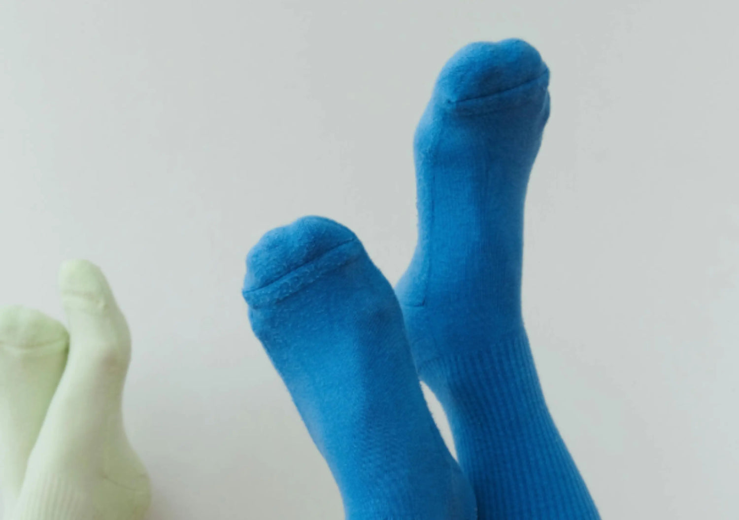 Deodorizing foot gel that keeps feet fresh and odor-free