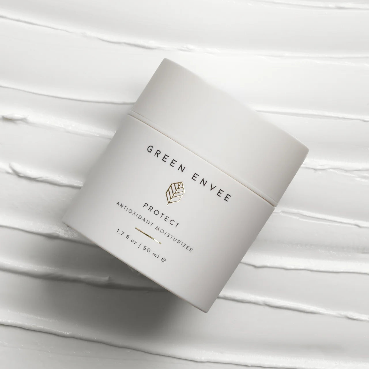 Green Envee moisturizer enriched with Hyaluronic Acid, Niacinamide, and Vitamin E for deep hydration, skin repair, and smoother texture.