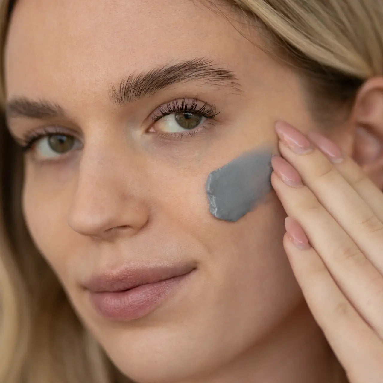 Green Envee Balance Charcoal Moisturizer helps control excess oil and minimize pores for a balanced complexion.