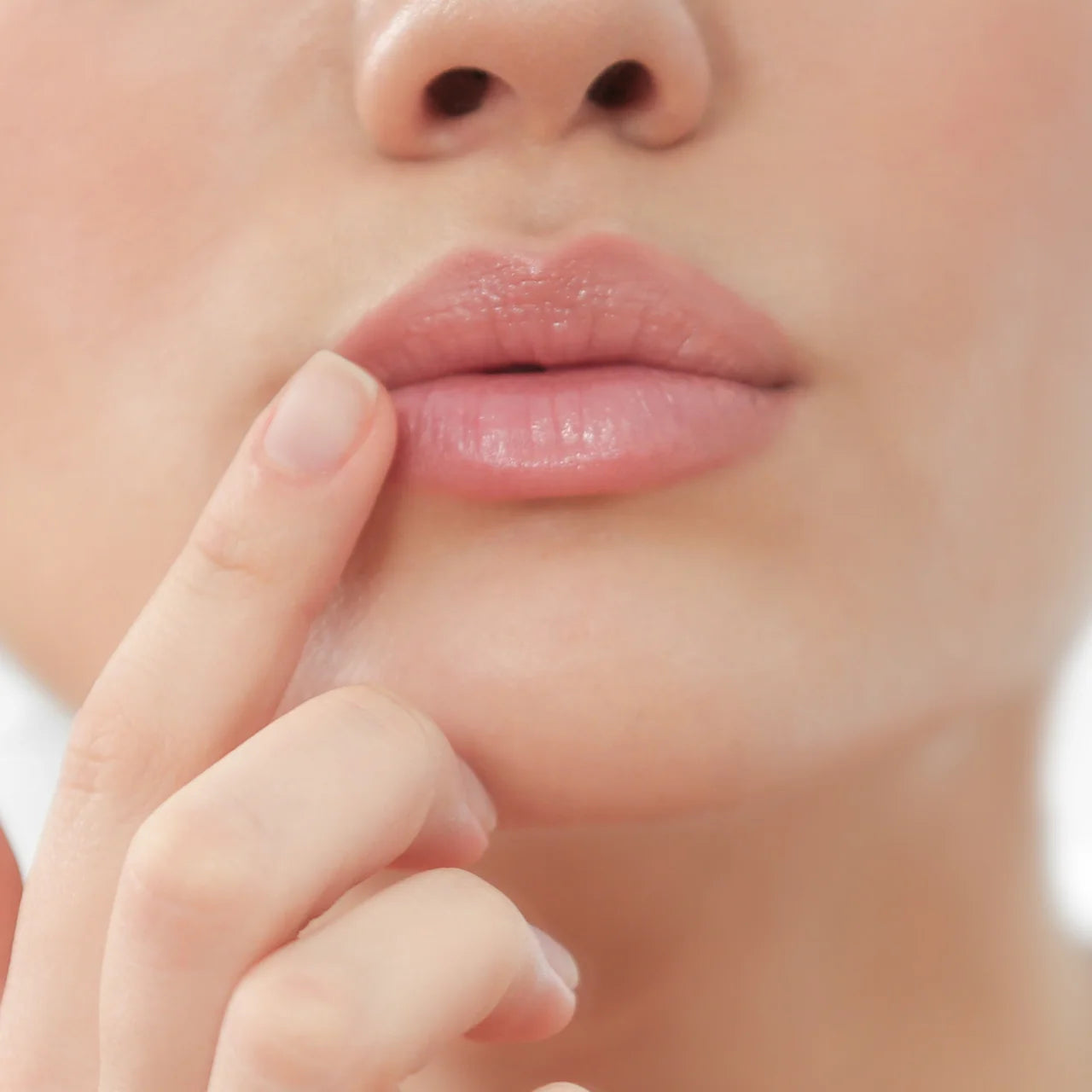 Green Envee Calm Lip Balm provides lasting hydration to keep lips moisturized and smooth all day.