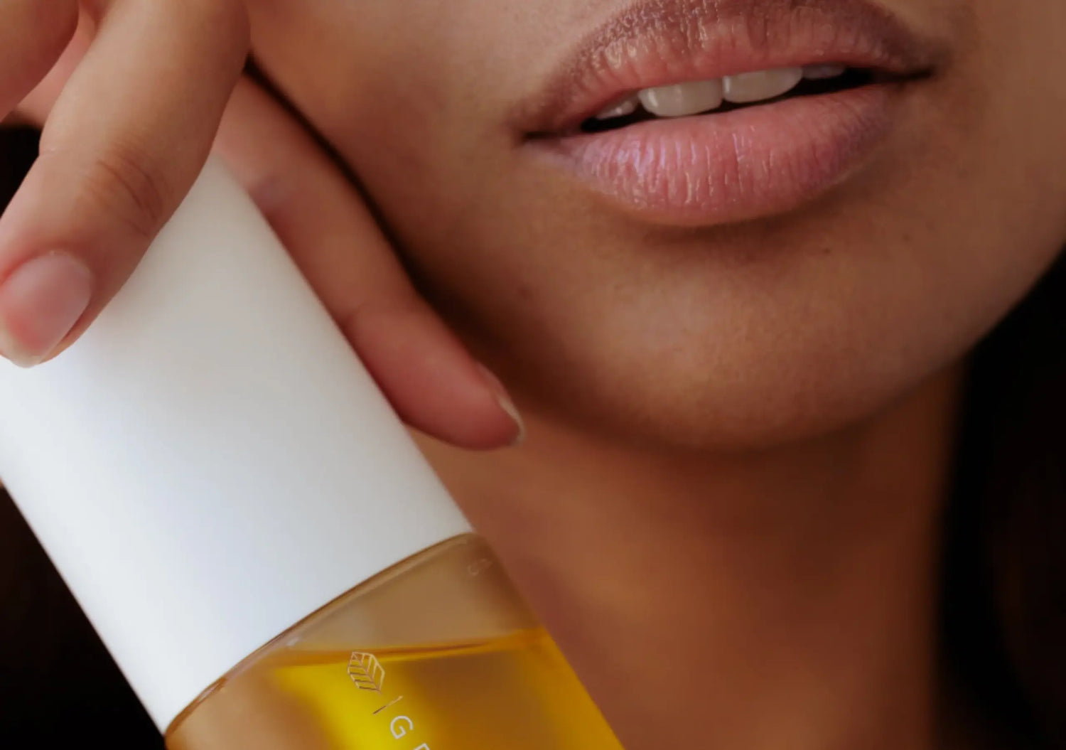 Nourishing cleansing oil with Vitamin E and Cranberry Seed Oil for hydration