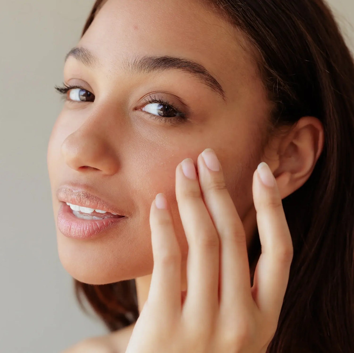 Green Envee Clear Repair Serum targets blemishes and impurities, boosting skin clarity for a smoother, healthier appearance.