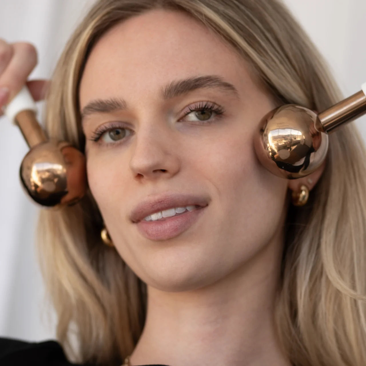 Green Envee Cryo Globes provide instant cooling relief to calm skin, reduce irritation, and refresh tired complexions.