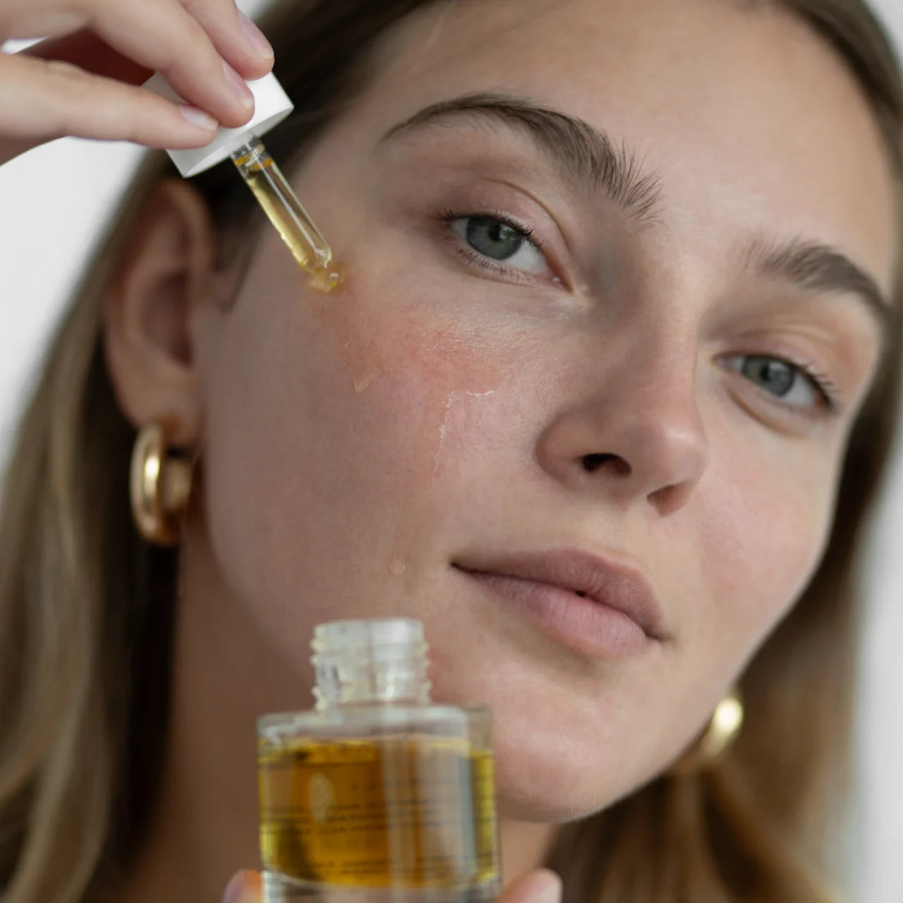 Green Envee Flora Elixir Botanic Oil Serum boosts skin repair, strengthening the barrier and improving resilience against damage.