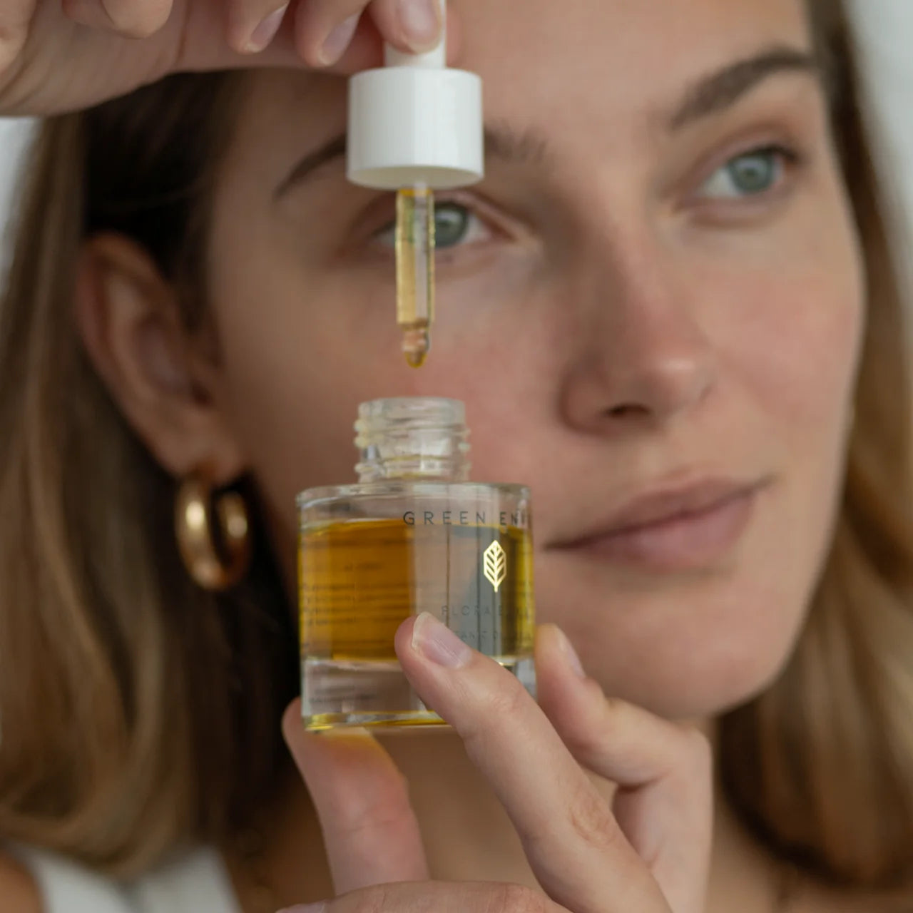 Green Envee Flora Elixir Botanic Oil Serum enhances youthful radiance, reducing dullness and promoting a healthy, glowing complexion.