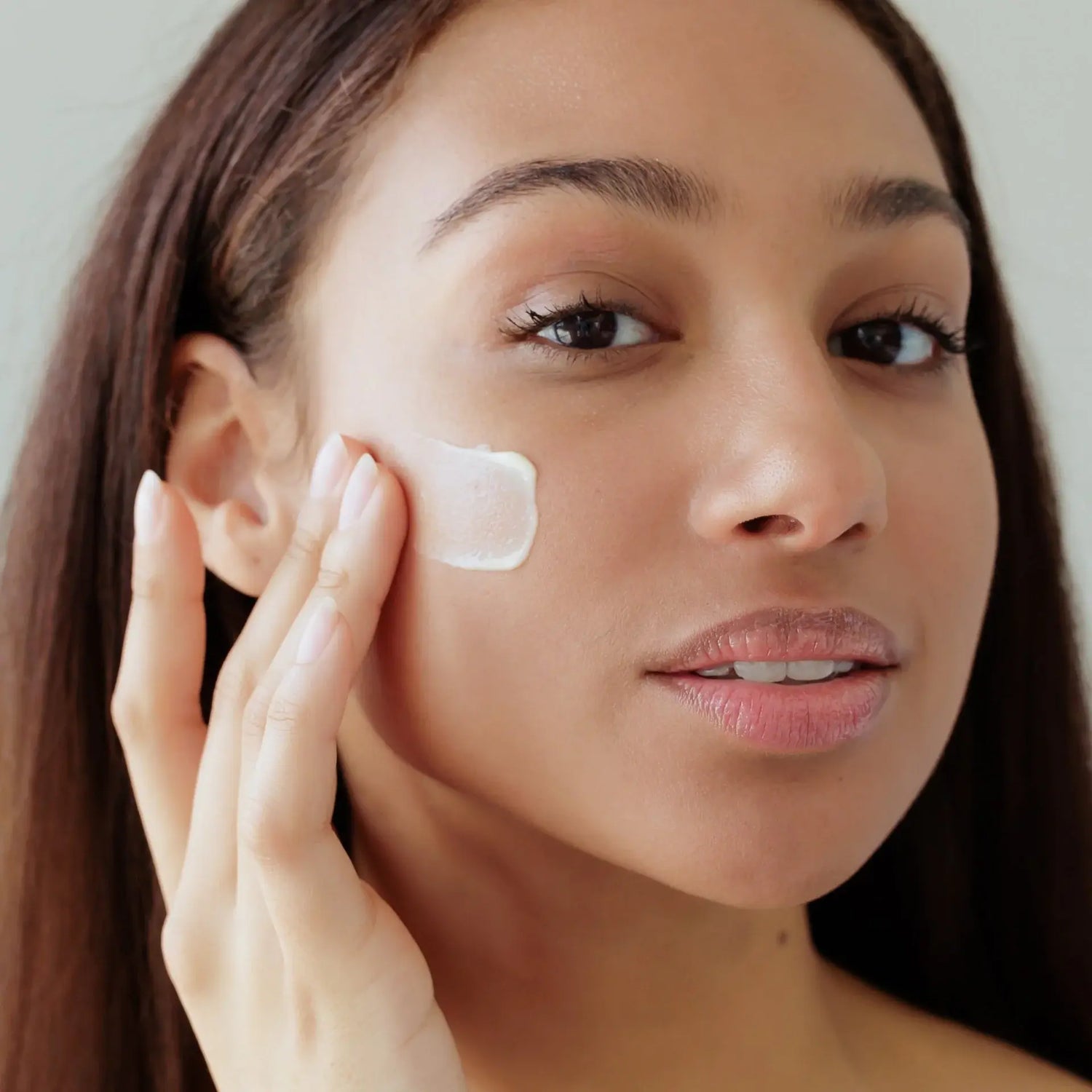 Green Envee Glow C+ Brightening Serum reduces dullness and dark spots, promoting a brighter and more even skin tone.