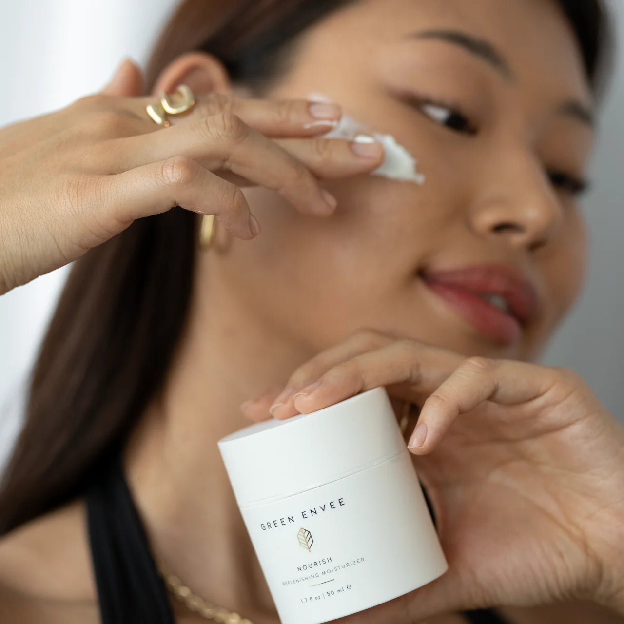 Green Envee Nourish Replenishing Moisturizer provides deep, long-lasting hydration to restore dry and tired skin.