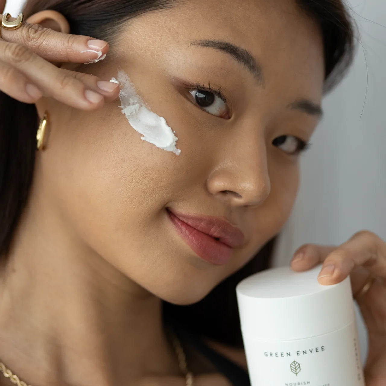 Green Envee Nourish Replenishing Moisturizer protects skin’s barrier and promotes a radiant, healthy glow.