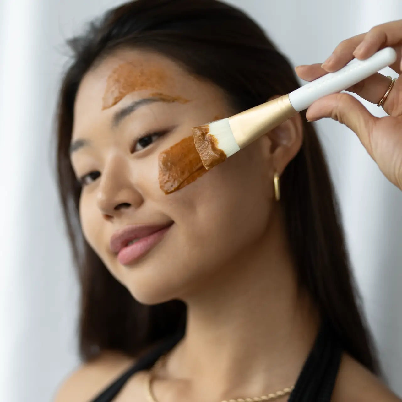 Green Envee Pumpkin Glycolic Peel 3% gently exfoliates to smooth and refine skin texture.