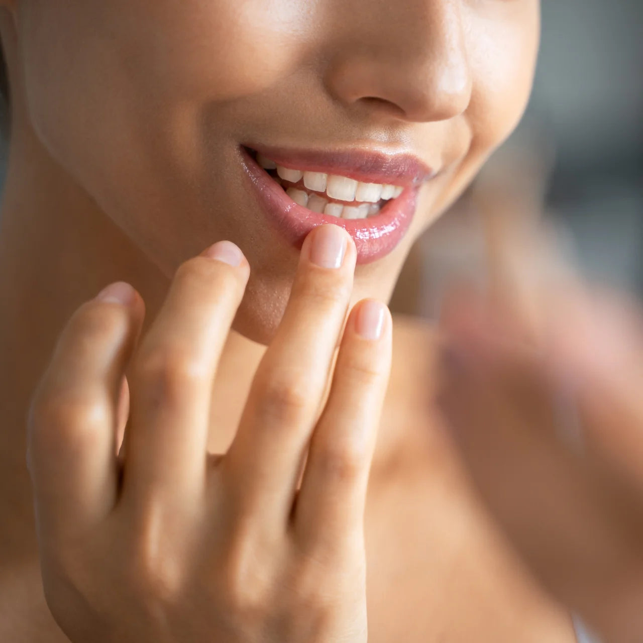 Green Envee Rehydrate Lip Balm creates a protective barrier to shield lips from dryness and environmental stressors.