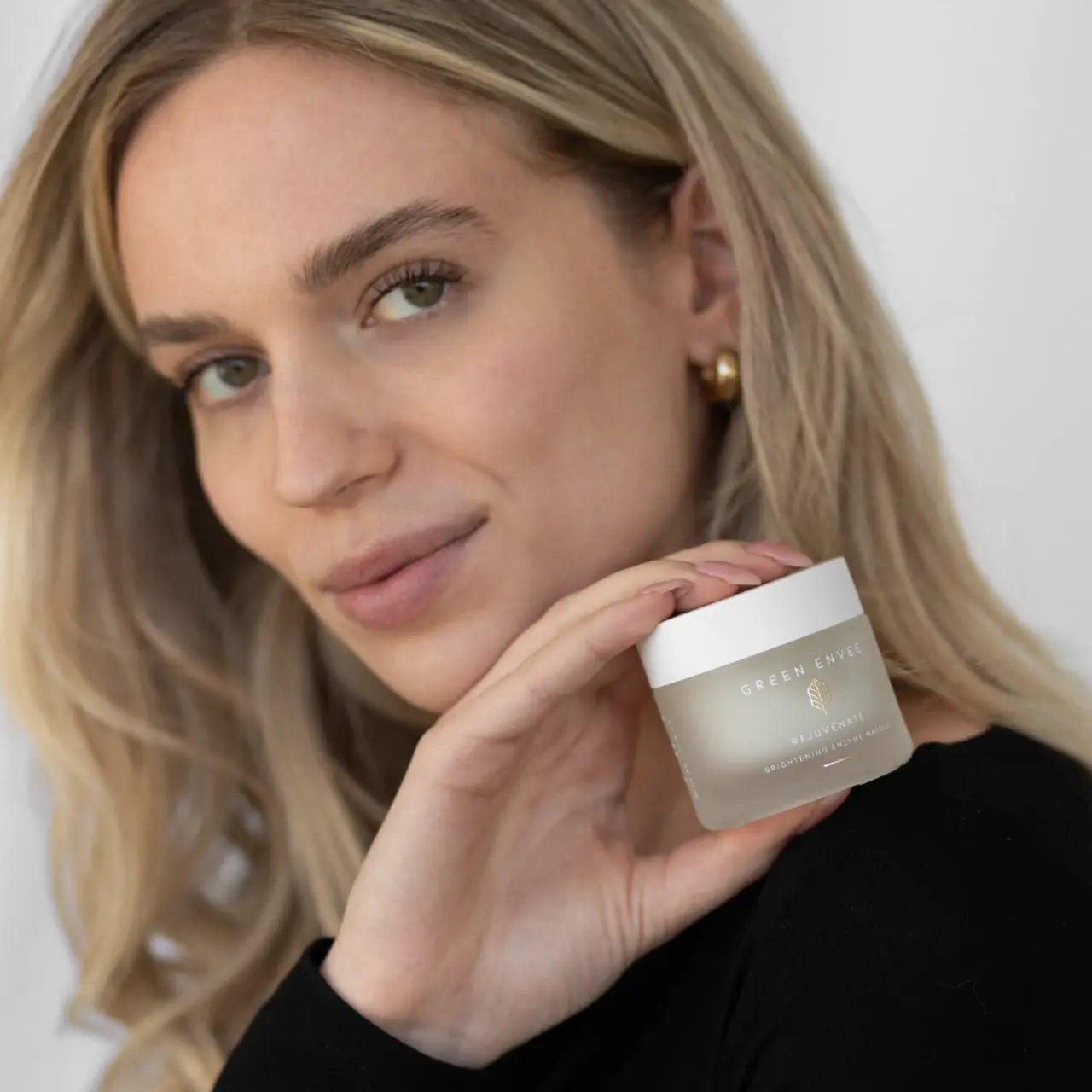 Green Envee Rejuvenate Brightening Enzyme Masque brightens dull skin for a healthy radiant glow.