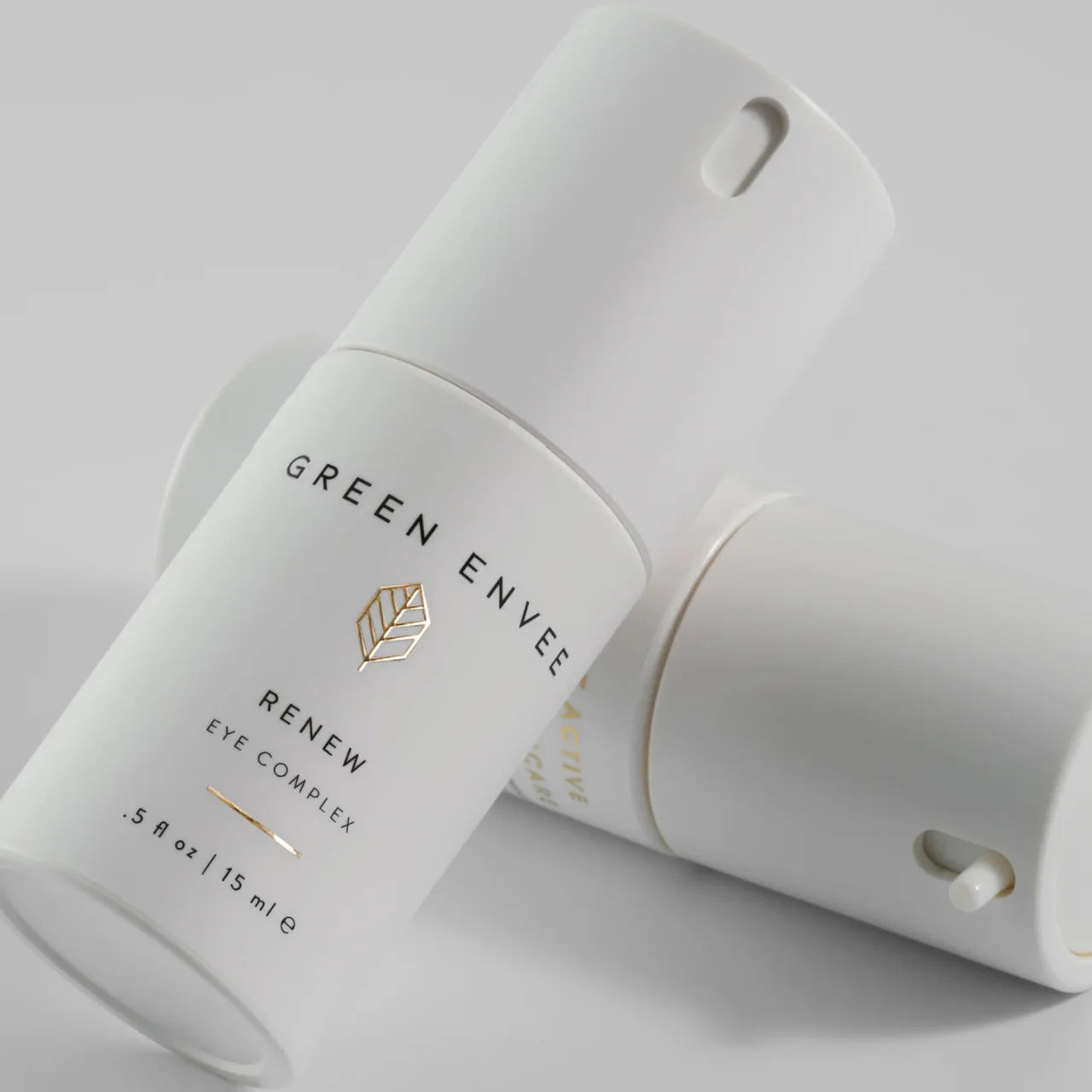 Green Envee Renew Eye Complex delivers lasting hydration and protects the delicate under-eye skin from dryness and stress.