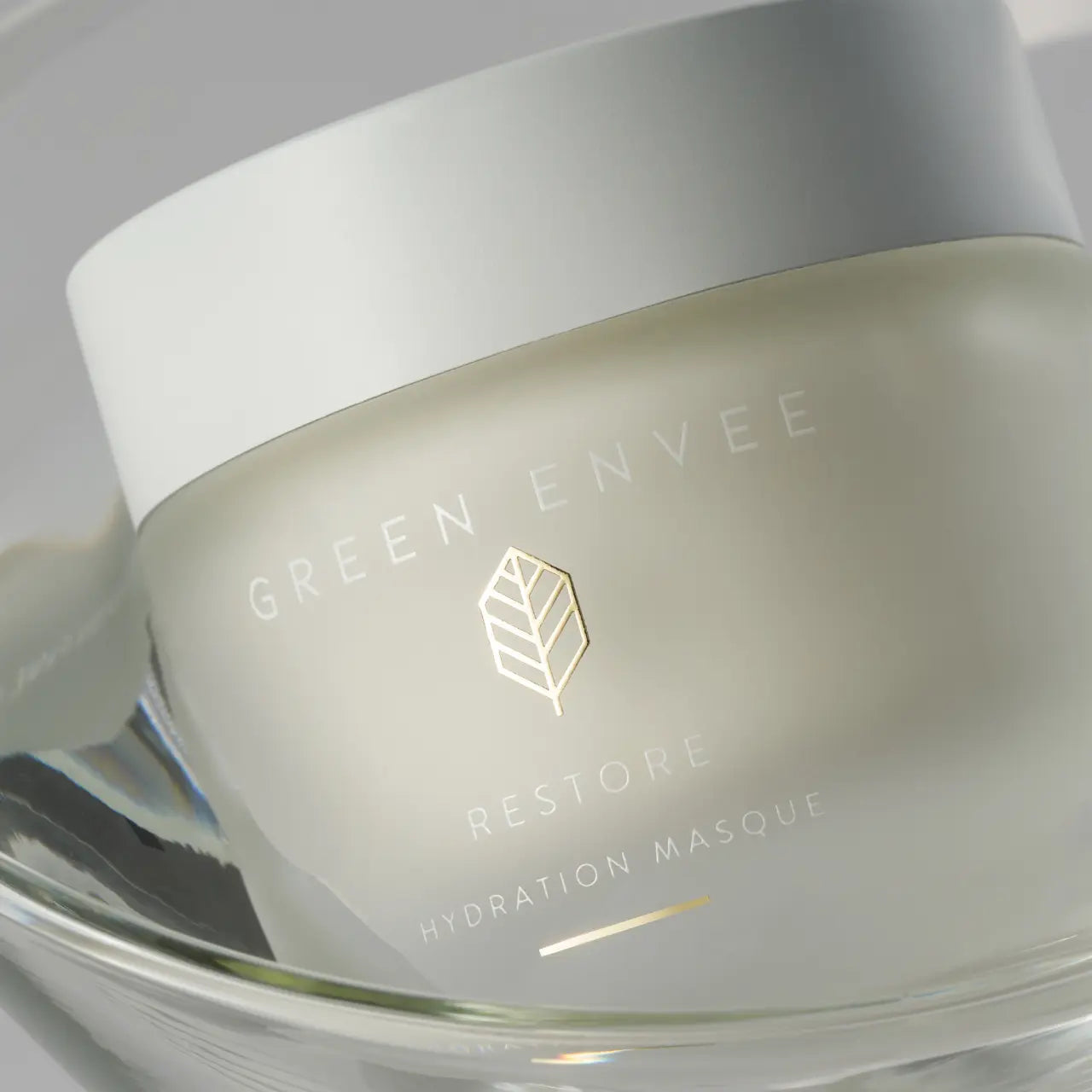 Green Envee Restore Hydration Masque strengthens the skin barrier, protecting against moisture loss and environmental stressors.