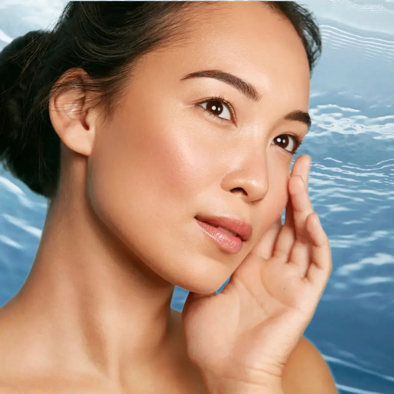 iS CLINICAL Moisturizing Complex providing deep hydration for soft, supple, and plump skin.