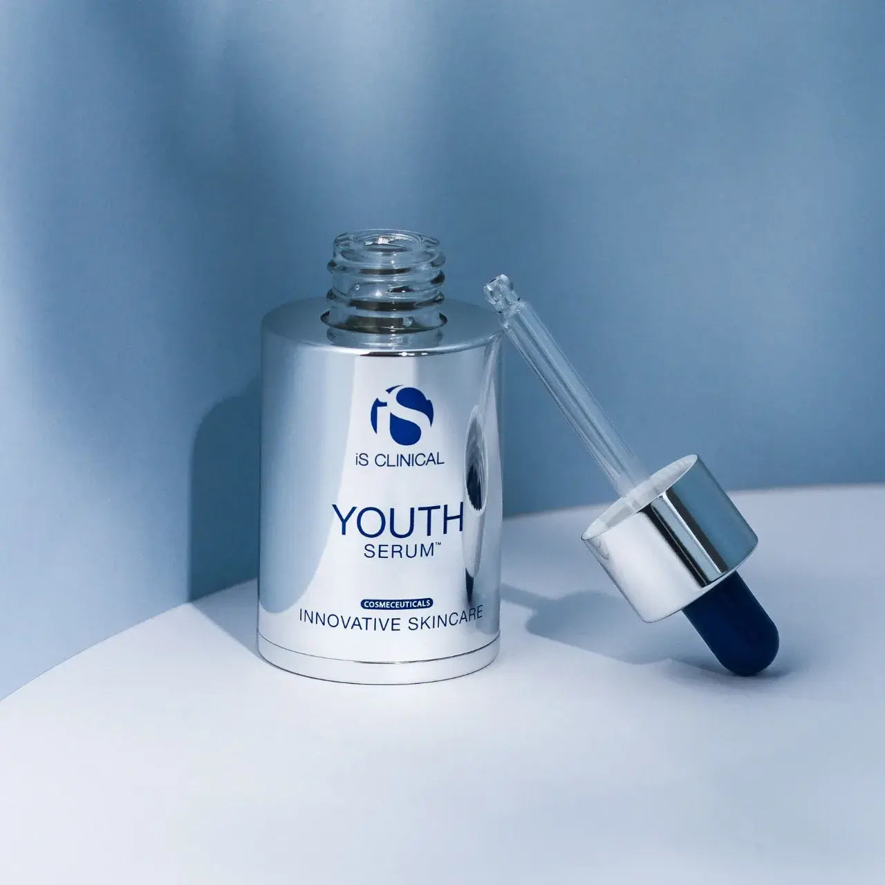 iS CLINICAL Youth Serum protects the skin from environmental stressors, reducing damage from pollution and UV rays while improving texture.