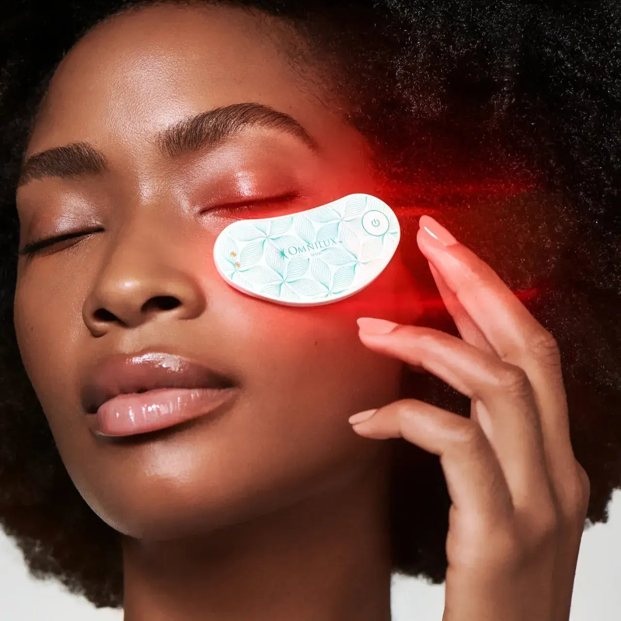 Omnilux Eye Brightener hydrating and firming under-eye skin with hydrocolloid patches and LED treatment.