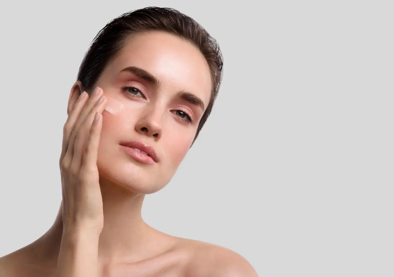 Aloe Vera and Hyaluronic Acid hydrating mask that firms and plumps the skin