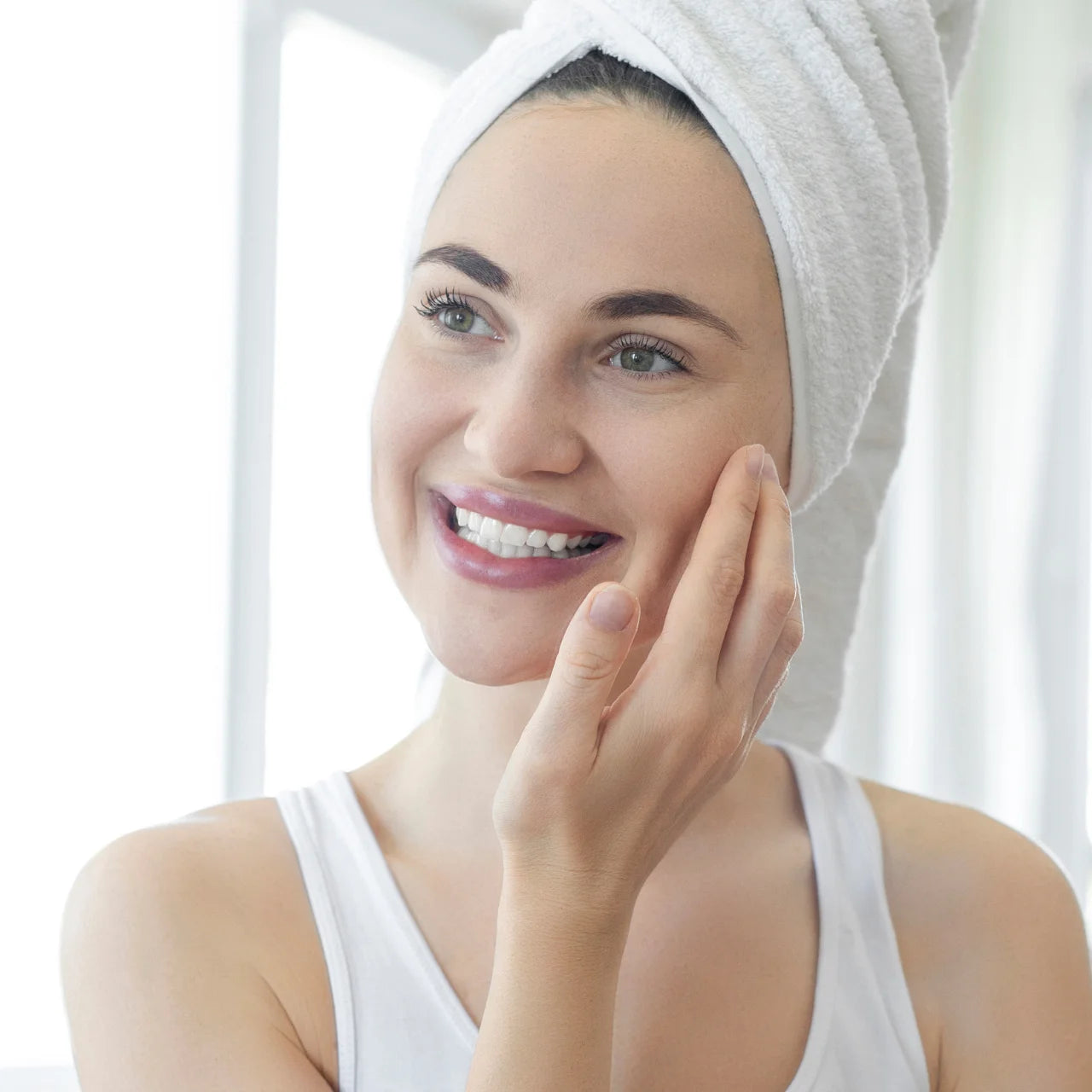 Osmosis Lift Away Cleansing Balm deep makeup removal formula that effortlessly dissolves makeup, sunscreen, and impurities while keeping the skin soft, nourished, and hydrated.