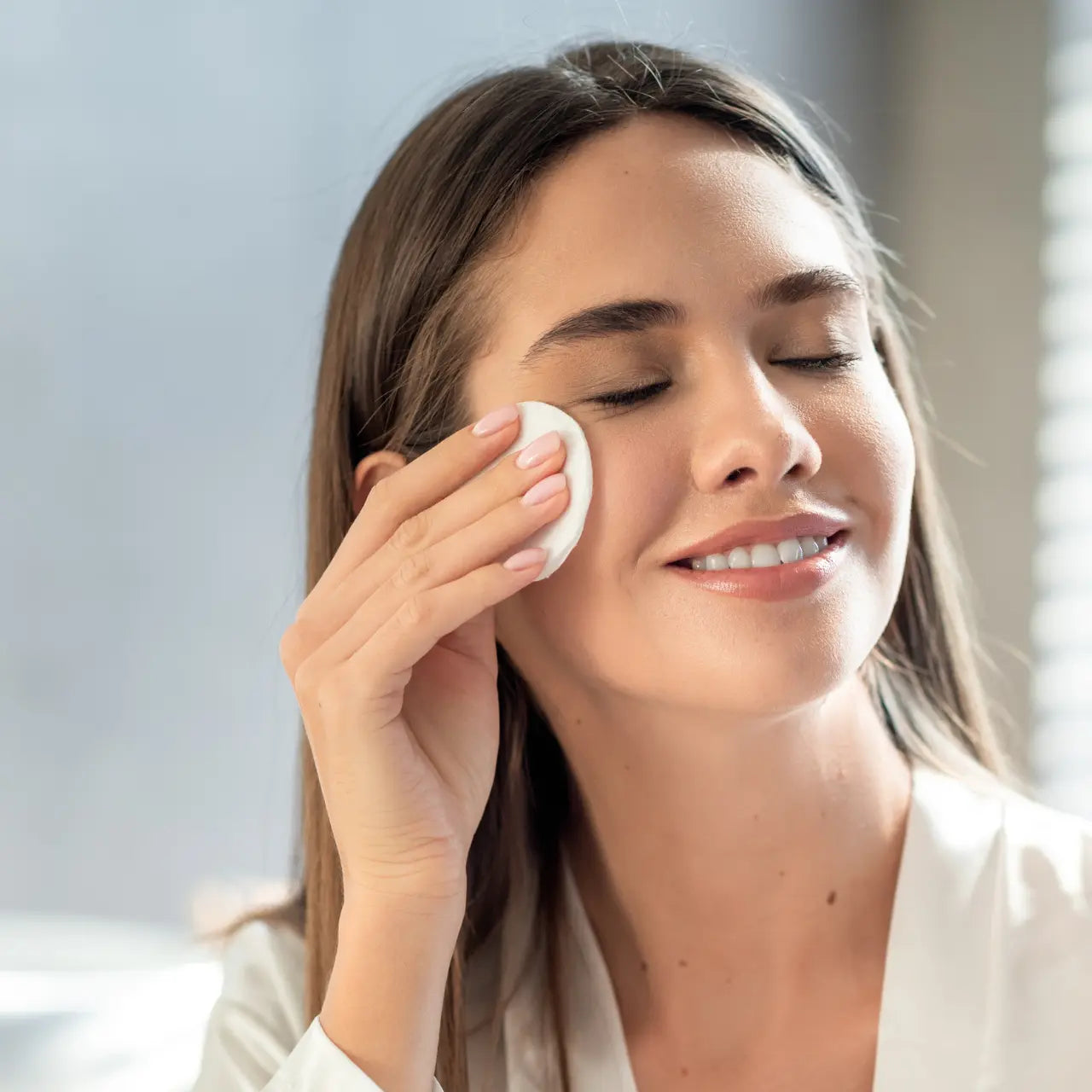 SkinCeuticals LHA Toner helps reduce fine lines and improves skin elasticity for a youthful glow.