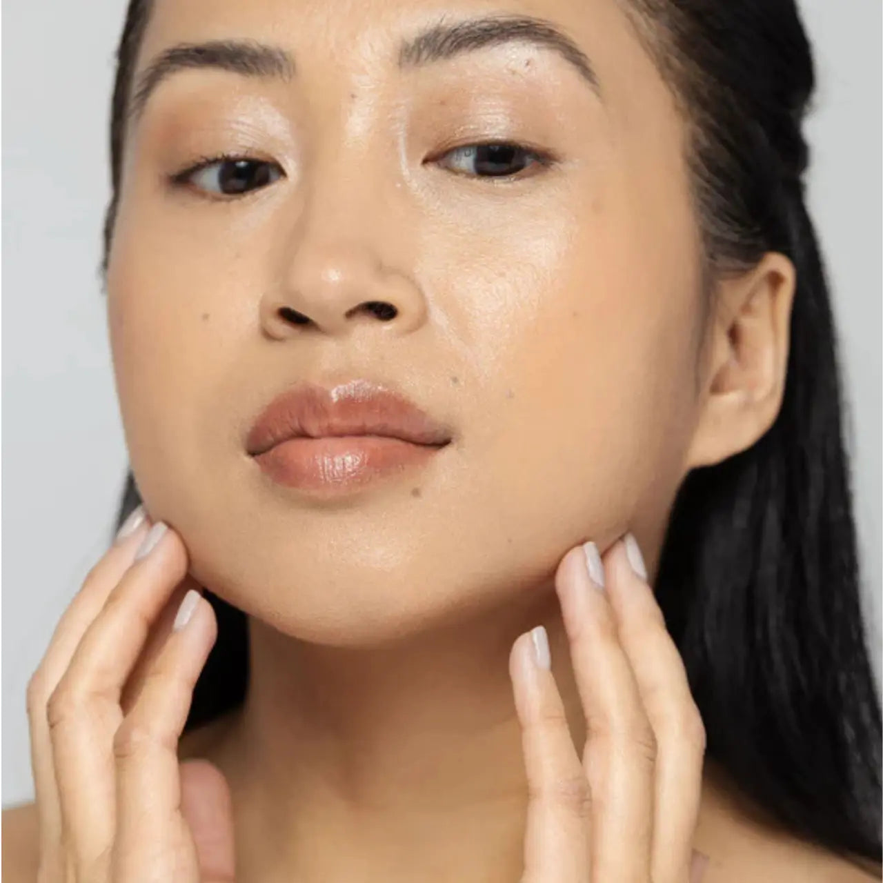 Vivier® C E Peptides serum helps reduce dark spots, dullness, and discoloration for a radiant, even complexion.