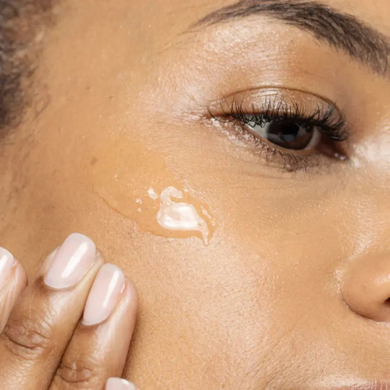 Vivier® Ultimage™ gel with Neuropeptides to reduce fine lines and wrinkles for a youthful complexion.